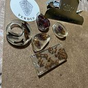 Dijes de resina. Accessor, Design, Arts, Crafts, Jewelr, Design, and DIY project by Laura López - 06.17.2022