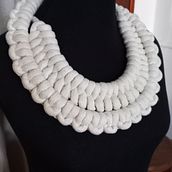 Mi proyecto del curso: Iniciación a la bisutería con cordón: fabrica tus propios collares. Un progetto di Artigianato, Design di gioielli, Macramè e Textile Design di Cin Bossi - 18.06.2022