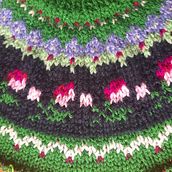 Suéter con rosaso con la técnica jacquard. Accessor, Design, Fiber Arts, Knitting, and Textile Design project by Karina Manuguian Pizarro - 06.20.2022