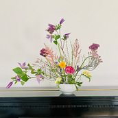 My project for course: Floral Arrangement Design with Seasonal Blooms. Un progetto di Interior design, Paesaggismo, Interior Design, DIY e Design floreale e vegetale di Zsanett Papp - 20.06.2022