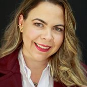 Meu projeto do curso: Autorretrato fotográfico Fine Art. Een project van Fotografie, Fotografische postproductie, Retoucheren van foto's, Portretfotografie, Studiofotografie, Artistieke fotografie, Fotomontage y Fotografische zelfportretten van Paloma Escarabote - 30.05.2022