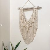 Macrame on driftwood. Un progetto di Macramè, Fiber Art e Artigianato di Jessica Brighton - 28.06.2022