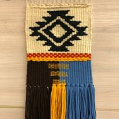 Meu projeto do curso: Introdução à tapeçaria em tear manual. Un projet de Création d'accessoires, Décoration, Art textile, Tissage , et Design textile de Valéria Di Mambro - 29.06.2022