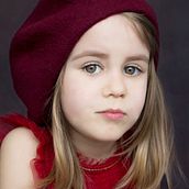 Dziewczynka w berecie. Fotografia projeto de rojewska_magdalena - 01.07.2022