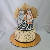 Pastel de cumpleaños con tema de la sabana y muñecos personalizados. Creativit, and Character Design project by Paola Pirela - 06.13.2022