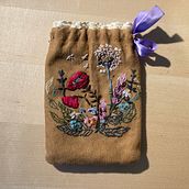 Mi proyecto del curso: Técnicas básicas de bordado: puntadas, composiciones y gamas cromáticas. Accessor, Design, Costume Design, Embroider, Color Theor, and Textile Design project by Aitana San Juan - 07.12.2022