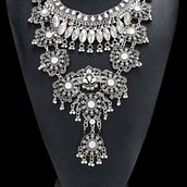  Zhenhui Silver Statement Necklace for Women. Projekt z dziedziny  Reklama, Projektowanie ubrań, Craft i Projektowanie biżuterii użytkownika Javeria Javaid - 15.07.2022