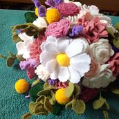Felt Flowers. Arts, Crafts, and Fiber Arts project by Kate Elizabeth - 07.16.2022