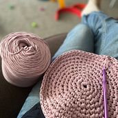 Crochet pouffe - hacked. Un progetto di Uncinetto e Interior design di Jolene Moss - 17.07.2022