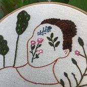 Meu projeto do curso: Retrato bordado com elementos botânicos. Embroider, and Textile Design project by Sâmia Bordulis - 07.21.2022