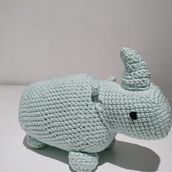 Mi Rino. Un progetto di Artigianato, Design di giocattoli, Fiber Art, DIY, Uncinetto, Amigurumi e Textile Design di Elizabeth Ortiz - 23.07.2022