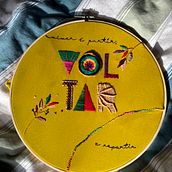 Viver é partir, voltar e repartir. Traditional illustration, Lettering, Embroider, and Textile Design project by Ana Pimenta - 02.13.2022