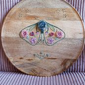 Motte auf Mangoholz. Embroider, Woodworking, and Textile Design project by seitzschmidt - 07.27.2022