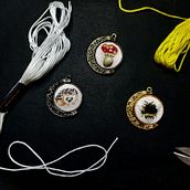 Il mio progetto del corso: Ricamo in miniatura: crea gioielli ricamati. Jewelr, Design, Embroider, and Textile Design project by Stefania Rissone - 08.01.2022
