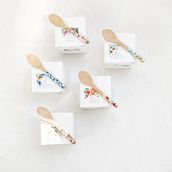 Utensilios pintados . Un proyecto de Diseño, 3D, Artesanía, Pintura, Diseño de producto, Creatividad, Pintura acrílica, Composición fotográfica, Diseño floral, vegetal, Pintura decorativa, Packaging, Diseño gráfico y Papercraft de Macarena Petrone - 03.08.2022