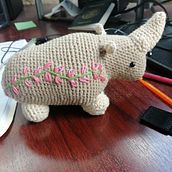 Mi proyecto del curso: Mi rinologro🥰. Arts, Crafts, To, Design, Fiber Arts, DIY, Crochet, Amigurumi, and Textile Design project by Mirian Chávez - 08.04.2022