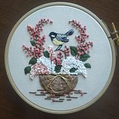 Bird with basket embroidery. Een project van Borduurwerk van Zsuzsanna - 04.08.2022