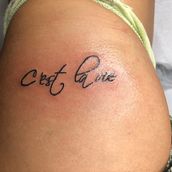 Mi proyecto del curso: Tatuaje a mano alzada de letras cursivas. Un progetto di Lettering e Design di tatuaggi di virita1984 - 04.08.2022