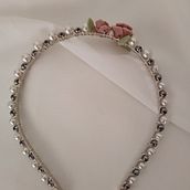 Diseño de accesorios para el cabello: Cintillo y peineta de perlas y flores.. Accessor, Design, Arts, Crafts, Jewelr, and Design project by Ana Victoria Osorio Martínez - 08.05.2022