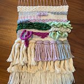 My project for course: Hand Weaving Techniques for Beginners . Un proyecto de Artesanía, Decoración de interiores, Tejido, Telar y Diseño textil de Marisel Bosques Rosado - 06.08.2022