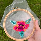 Meu projeto do curso: Bordado freestyle em tule para iniciantes. Design de acessórios, Bordado, Ilustração botânica, e Design têxtil projeto de Юлия Завада - 06.08.2022