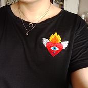 Bordado corazón mexicano en camiseta negra. Embroider, Upc, cling, and Textile Design project by Carla Pérez Guerrero - 09.18.2022