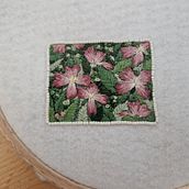 My project for course: Embroidery Techniques for Floral Patterns on Felt . Un progetto di Design di accessori, Artigianato, Pattern design, Illustrazione botanica e Textile Design di annk_reichert - 10.08.2022