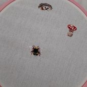 Meu projeto do curso: Bordado em miniatura: crie joias têxteis. Jewelr, Design, Embroider, and Textile Design project by acarolinagouvea - 08.10.2022