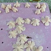 Mi proyecto del curso: Decoración floral para Cake Design . Een project van  Ontwerp y DIY van KARINA V IRIZARRY CAMPAGNA - 11.08.2022