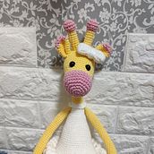 Girafinha . Un proyecto de Amigurumi y Crochet de DANIELA CRUZ - 10.08.2022