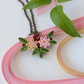 ciondolo floreale . Un progetto di Papercraft, Design di gioielli e Creatività di giorgia ghezzi - 16.08.2022