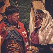 Lady Katalina, Lordkonsulin des Bretonischen Reichsverbands. . Un projet de Br, ing et identité, Conception de personnages, Création de costumes, Stor, telling, Broderie, Couture , et Rédation de contenu de Katla Brandes - 05.04.2018