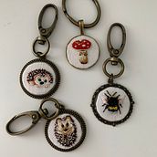 My project for course: Miniature Needlework: Make Embroidered Jewelry. Un proyecto de Diseño de jo, as, Bordado y Diseño textil de fruzsi1500 - 25.08.2022