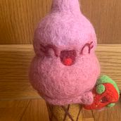 Helado bis. Een project van Ontwerp van personages, Craft, Speelgoedontwerp, Textiel, Naaldvilten y Textielontwerp van Noemí Marín - 25.08.2022