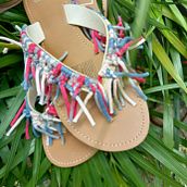 Mi proyecto del curso: Macramé: decora tus zapatillas y sandalias. Accessor, Design, Arts, Crafts, Fiber Arts, Macramé, and Textile Design project by Karla Cruz - 08.14.2022