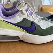 Mi proyecto del curso: Customización de sneakers con pintura y otros materiales. Un progetto di Design di accessori, Fashion design, Pittura acrilica, DIY, Upc e cling di Mari AV - 08.09.2022
