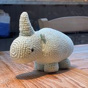 Design e criação de amigurumis - Rinoceronte  Ein Projekt aus dem Bereich H, werk, Spielzeugdesign, Weben, DIY, Crochet, Amigurumi und Textildesign von Carolina Moura - 07.09.2022