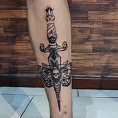 Meu projeto do curso: Técnicas de tatuagem blackwork, Punhal com Mariposa . Desenho de tatuagens projeto de Matheus Gomes - 03.09.2022