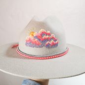 Sombrero bordado con un atardecer. Painting, Fashion Design, Embroider, DIY, Upc, cling, and Textile Design project by Diana Cristina - 09.15.2022