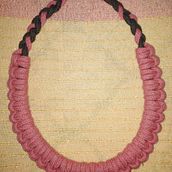 Mi proyecto del curso: Iniciación a la bisutería con cordón: fabrica tus propios collares. Un proyecto de Artesanía, Diseño de jo, as, Macramé y Diseño textil de ojosdeperroazul1973 - 14.09.2022