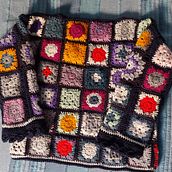 My project for course: Granny Square Crochet: Make Your Own Sweater. Fashion Design, Fiber Arts, DIY, Crochet, and Textile Design project by Simona Minzoni - 09.21.2022