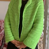 Mi chaqueta Green. Fashion Design, Fiber Arts, DIY, Crochet, and Textile Design project by Cynthia González - 09.20.2022