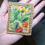 My project for course: Embroidery Techniques for Floral Patterns on Felt . Un progetto di Design di accessori, Artigianato, Pattern design, Illustrazione botanica e Textile Design di deepham8 - 30.09.2022