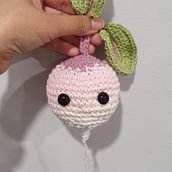 Mini radish <3. Un progetto di Artigianato, Design di giocattoli, Fiber Art, DIY, Uncinetto e Amigurumi di Monica - 06.10.2022