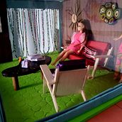 Groovy room for 6" dolls for course: Design and Build Miniature Interiors. Projekt z dziedziny Craft, Projektowanie zabawek i DIY użytkownika Valerie Suwanseree - 08.10.2022