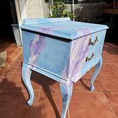 Vintage bedside table restoration * Restauración mesita de noche infantil . Un proyecto de Restauración, upc, cling de muebles, Artesanía, Diseño y creación de muebles					 de dissenyndco - 10.10.2022