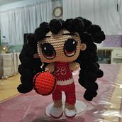 Jugadora de básquet ball. Un proyecto de Artesanía, Diseño de juguetes, Tejido y Diseño de personajes de rmaguito07 - 13.10.2022