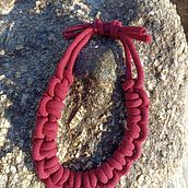 Mi proyecto del curso: Iniciación a la bisutería con cordón: fabrica tus propios collares. Un proyecto de Artesanía, Diseño de jo, as, Macramé y Diseño textil de laurallariz - 18.10.2022