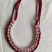 Mi proyecto del curso: Iniciación a la bisutería con cordón: fabrica tus propios collares. Arts, Crafts, Jewelr, Design, Macramé, and Textile Design project by Sabela Detz - 10.19.2022