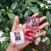 Meu projeto do curso: Design de joalheria com resina. Seguindo a dica Mia Winston-Hart, consegui evoluir para aplicar glitter e as folhas douradas. . % Stacey Gomes tarafından hazırlanan Aksesuar Tasarımı, Sanat ve El Sanatları, Mücevher Tasarımı, Ve Kendin Yap projesi - 09.27.2022